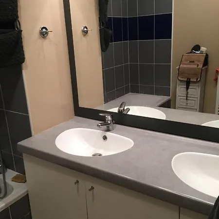 Vidailhan-logement 4 Personnes-parking - Petit Dejeuner-balcon-wifi
